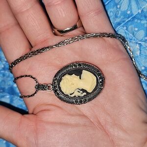 Cameo Pendent Necklace